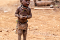 kmen Himba - děti ve vesnici