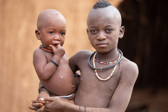 kmen Himba - děti ve vesnici