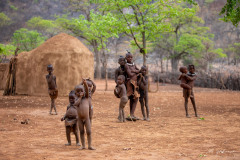 děti kmene Himba vítají návštěvníky